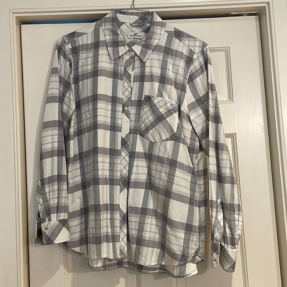 Vineyard Vines gray white plaid relaxed Oxford. 97% cotton 3% spandex. Size 12.